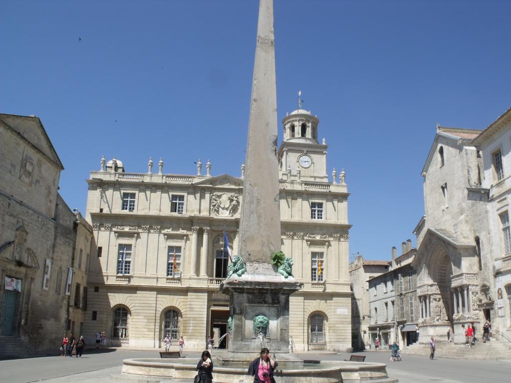 Entre Nimes Et Arles Bellegarde (Gard) Exterior foto